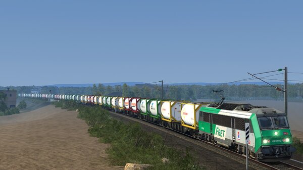 Une BB 26000 en livrée Fret tire ce long train container liquide vers Valorbe en Suisse !